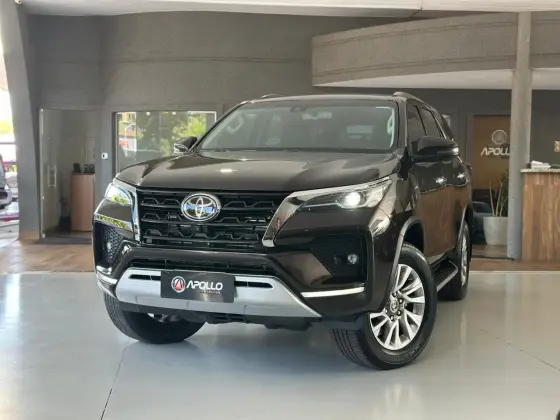 TOYOTA HILUX SW4 2.8 D-4D TURBO DIESEL SRX 7L 4X4 AUTOMÁTICO
