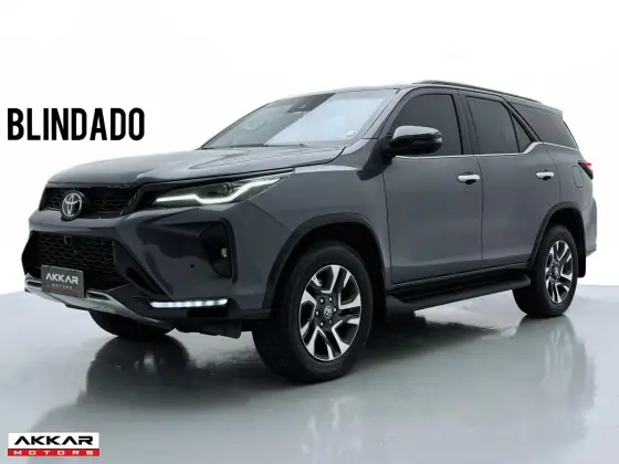 TOYOTA HILUX SW4 2.8 D-4D TURBO DIESEL SRX PLATINUM 7L 4X4 AUTOMÁTICO TOYOTA HILUX SW4 2.8 D-4D TURBO DIESEL SRX PLATINUM 7L 4X4 AUTOMÁTICO