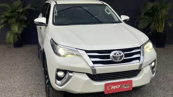 TOYOTA HILUX SW4 2.8 SRX 4X4 7 LUGARES 16V TURBO INTERCOOLER DIESEL 4P AUTOMÁTICO