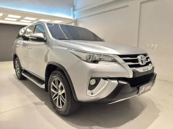 TOYOTA HILUX SW4 2.8 SRX 4X4 7 LUGARES 16V TURBO INTERCOOLER DIESEL 4P AUTOMÁTICO TOYOTA HILUX SW4 2.8 SRX 4X4 7 LUGARES 16V TURBO INTERCOOLER DIESEL 4P AUTOMÁTICO