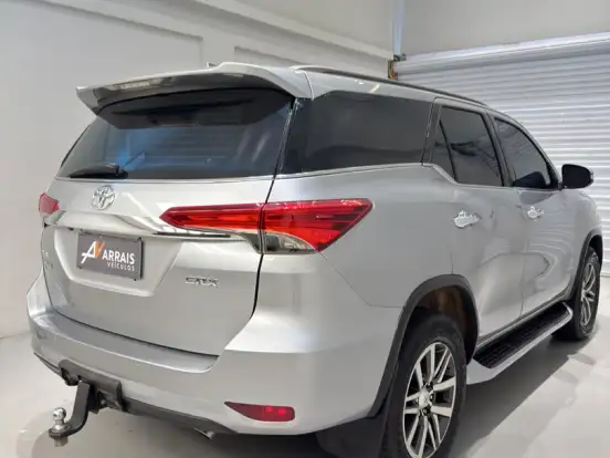 TOYOTA-HILUX SW4-2.8 SRX 4X4 7 LUGARES 16V TURBO INTERCOOLER DIESEL 4P AUTOMÁTICO TOYOTA-HILUX SW4-2016