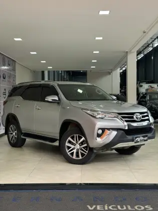TOYOTA HILUX SW4 2.8 SRX 4X4 7 LUGARES 16V TURBO INTERCOOLER DIESEL 4P AUTOMÁTICO TOYOTA HILUX SW4 2.8 SRX 4X4 7 LUGARES 16V TURBO INTERCOOLER DIESEL 4P AUTOMÁTICO