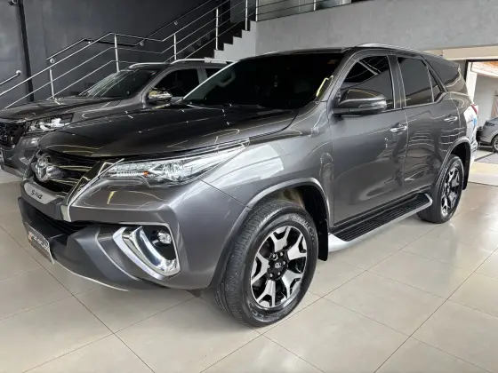 TOYOTA HILUX SW4 2.8 SRX DIAMOND 4X4 7 LUGARES 16V TURBO INTERCOOLER DIESEL 4P AUTOMÁTICO TOYOTA HILUX SW4 2.8 SRX DIAMOND 4X4 7 LUGARES 16V TURBO INTERCOOLER DIESEL 4P AUTOMÁTICO