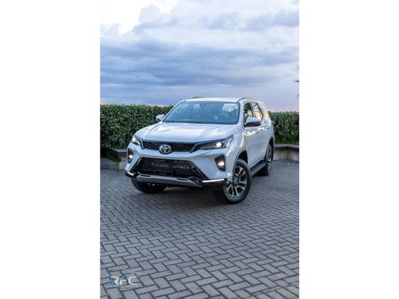 TOYOTA HILUX SW4 2.8 D-4D TURBO DIESEL SRX PLATINUM 4X4 AUTOMÁTICO