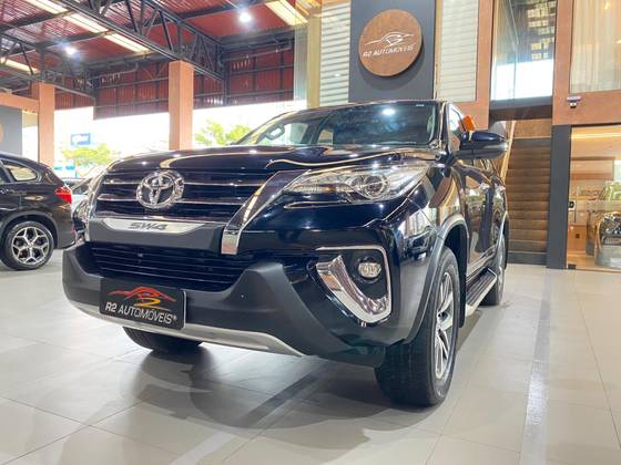 TOYOTA HILUX SW4 2.8 SRX 4X4 7 LUGARES 16V TURBO INTERCOOLER DIESEL 4P AUTOMÁTICO