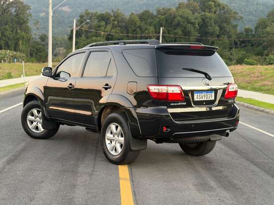 TOYOTA-HILUX SW4-2010