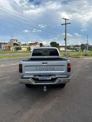 TOYOTA-HILUX-2002