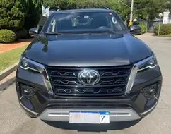 TOYOTA HILUX SW4 2.8 D-4D TURBO DIESEL SRX 7L 4X4 AUTOMÁTICO TOYOTA HILUX SW4 2.8 D-4D TURBO DIESEL SRX 7L 4X4 AUTOMÁTICO