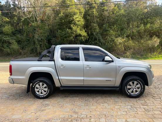 VOLKSWAGEN-AMAROK-2012