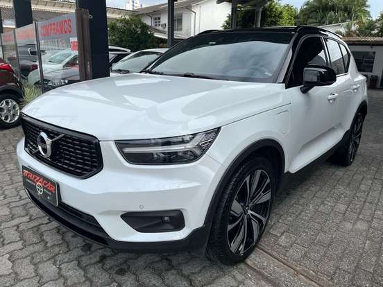 VOLVO-XC40-2021
