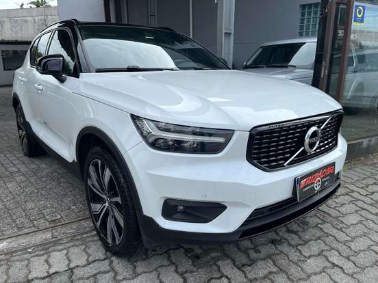 VOLVO-XC40-2021
