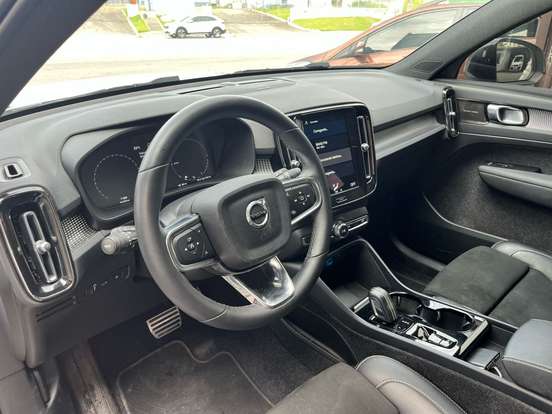 VOLVO-XC40-2021
