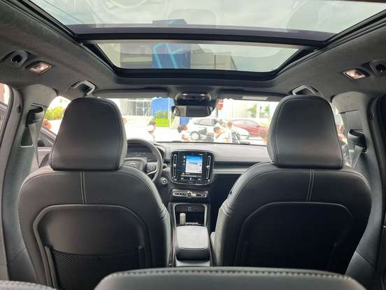 VOLVO-XC40-2021