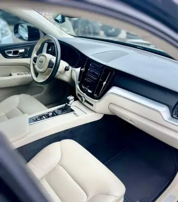 VOLVO-XC60-2020