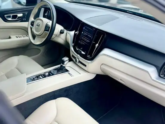 VOLVO-XC60-2.0 T5 GASOLINA MOMENTUM AWD GEARTRONIC VOLVO-XC60-2020