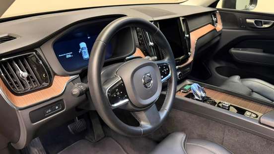 VOLVO-XC60-2023