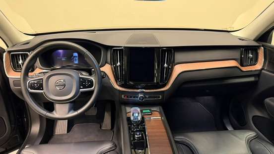 VOLVO-XC60-2023