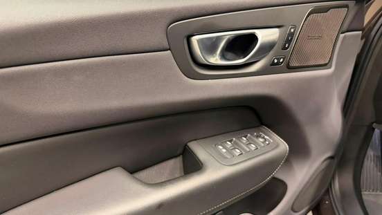 VOLVO-XC60-2023