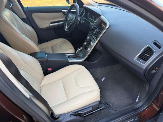 VOLVO-XC60-2016