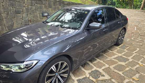 BMW-320i-2021