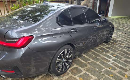 BMW-320i-2021