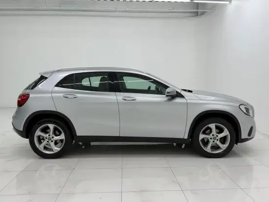MERCEDES-BENZ-GLA 200-2019
