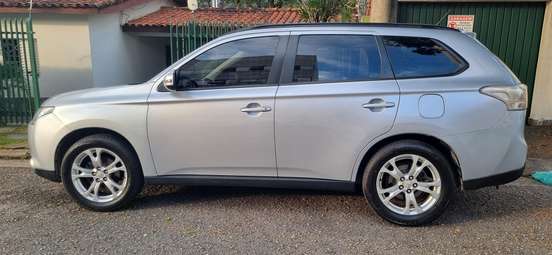MITSUBISHI-OUTLANDER-2013