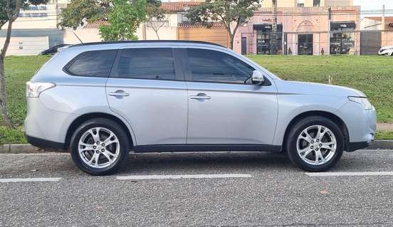 MITSUBISHI-OUTLANDER-2013