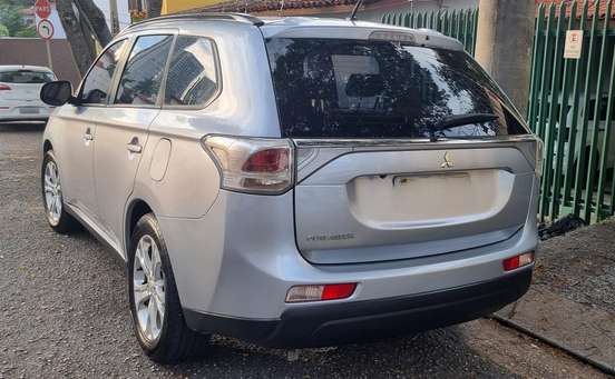 MITSUBISHI-OUTLANDER-2013