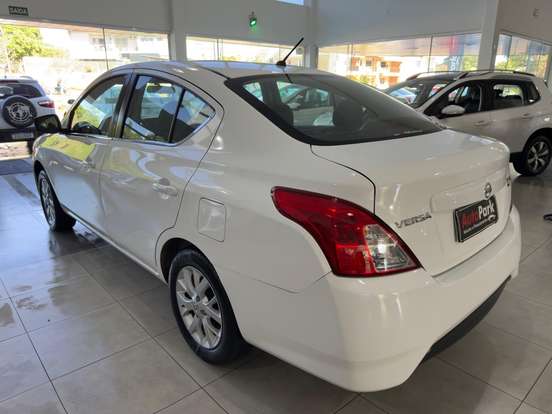 NISSAN-VERSA-2015