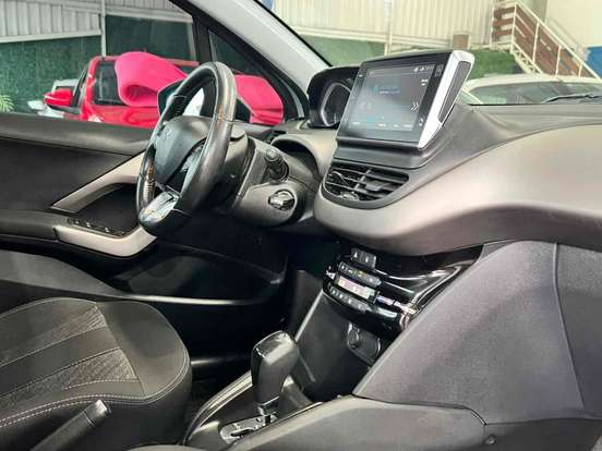 PEUGEOT-208-2018