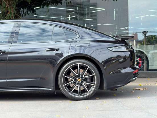 PORSCHE-PANAMERA-2023