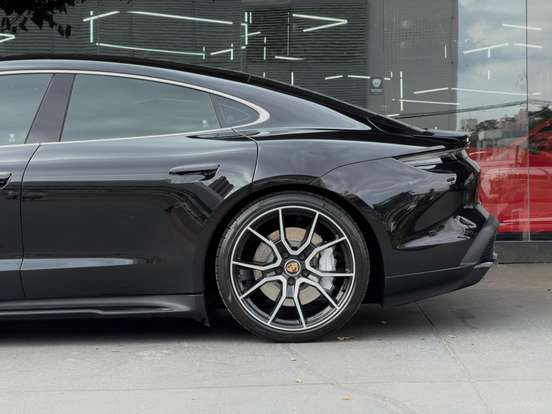 PORSCHE-TAYCAN-2023