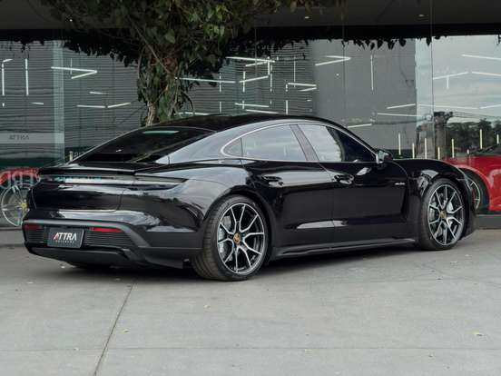 PORSCHE-TAYCAN-2023