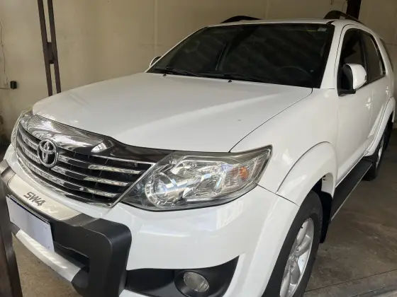 TOYOTA HILUX SW4 2.7 SR 7 LUGARES 4X2 16V FLEX 4P AUTOMÁTICO TOYOTA HILUX SW4 2.7 SR 7 LUGARES 4X2 16V FLEX 4P AUTOMÁTICO