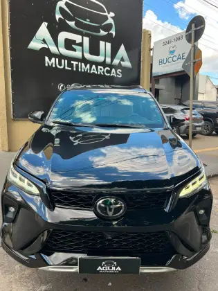 TOYOTA HILUX SW4 2.8 D-4D TURBO DIESEL DIAMOND 7L 4X4 AUTOMÁTICO TOYOTA HILUX SW4 2.8 D-4D TURBO DIESEL DIAMOND 7L 4X4 AUTOMÁTICO