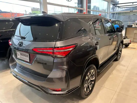 TOYOTA HILUX SW4 2.8 D-4D TURBO DIESEL DIAMOND 7L 4X4 AUTOMÁTICO TOYOTA HILUX SW4 2.8 D-4D TURBO DIESEL DIAMOND 7L 4X4 AUTOMÁTICO