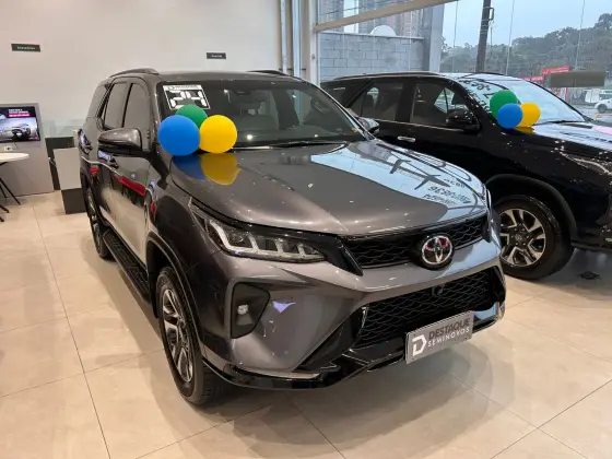 TOYOTA HILUX SW4 2.8 D-4D TURBO DIESEL DIAMOND 7L 4X4 AUTOMÁTICO