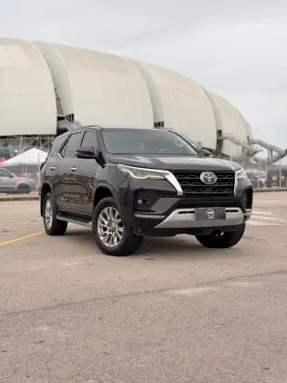 TOYOTA HILUX SW4 2.8 D-4D TURBO DIESEL SRX 7L 4X4 AUTOMÁTICO