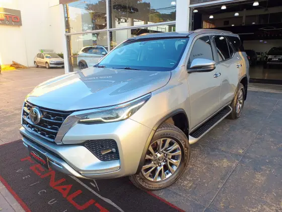TOYOTA HILUX SW4 2.8 D-4D TURBO DIESEL SRX 7L 4X4 AUTOMÁTICO TOYOTA HILUX SW4 2.8 D-4D TURBO DIESEL SRX 7L 4X4 AUTOMÁTICO