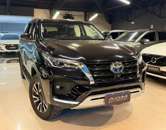 TOYOTA HILUX SW4 2.8 D-4D TURBO DIESEL SRX 7L 4X4 AUTOMÁTICO TOYOTA HILUX SW4 2.8 D-4D TURBO DIESEL SRX 7L 4X4 AUTOMÁTICO