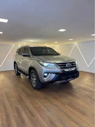 TOYOTA HILUX SW4 2.8 SRX 4X4 7 LUGARES 16V TURBO INTERCOOLER DIESEL 4P AUTOMÁTICO