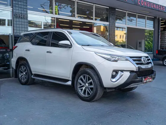 TOYOTA HILUX SW4 2.8 SRX 4X4 7 LUGARES 16V TURBO INTERCOOLER DIESEL 4P AUTOMÁTICO TOYOTA HILUX SW4 2.8 SRX 4X4 7 LUGARES 16V TURBO INTERCOOLER DIESEL 4P AUTOMÁTICO
