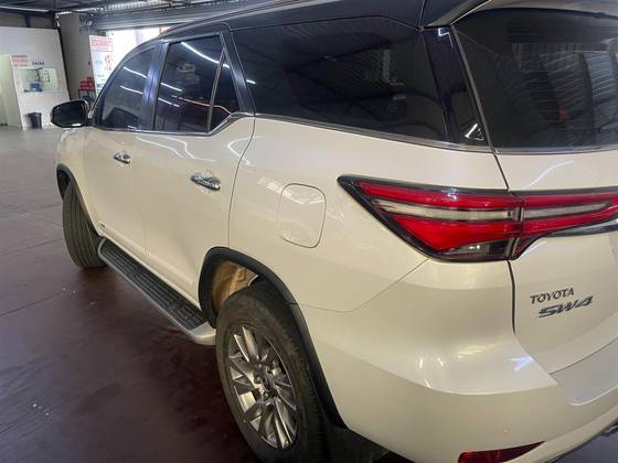 TOYOTA HILUX SW4 2.8 D-4D TURBO DIESEL SRX 4X4 AUTOMÁTICO