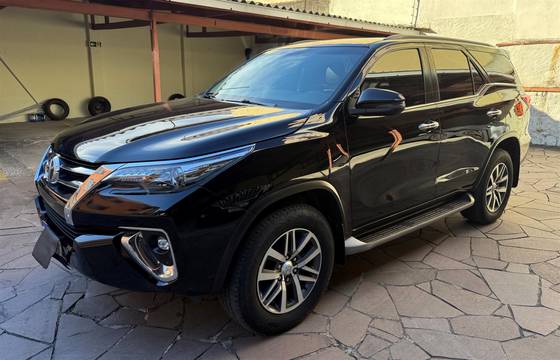 TOYOTA HILUX SW4 2.8 SRX 4X4 7 LUGARES 16V TURBO INTERCOOLER DIESEL 4P AUTOMÁTICO