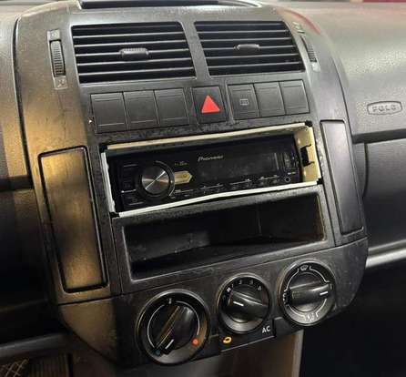 VOLKSWAGEN-POLO SEDAN-2006