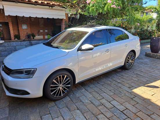 VOLKSWAGEN-JETTA-2012
