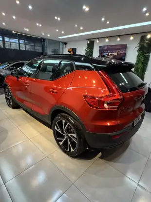 VOLVO-XC40-2021
