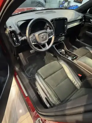 VOLVO-XC40-2021