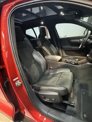 VOLVO-XC40-2021